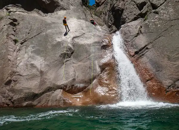 Canyoning Vacca - Saut technique depuis les parois de granit